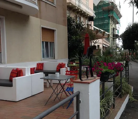 瓦拉泽斯波特酒店 2* 瓦拉泽